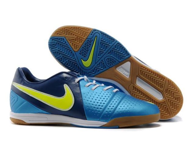 Wie wählt man Stiefel für das Spiel in der Halle