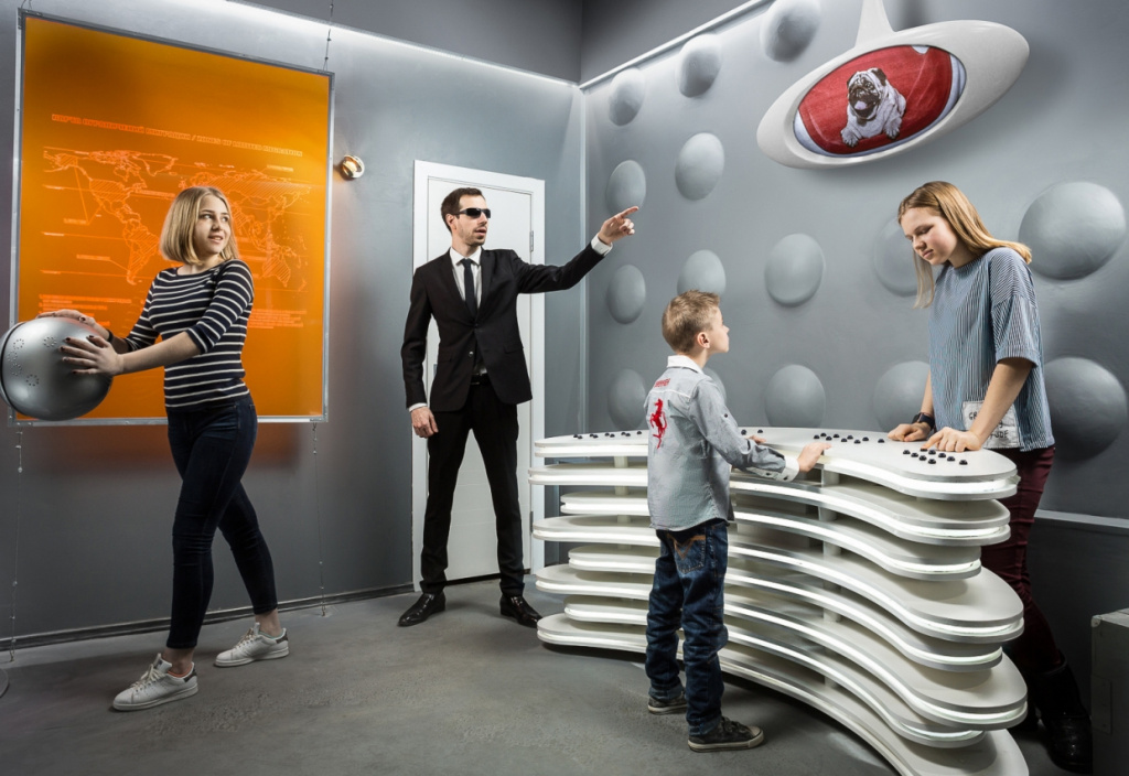 Les gens en noir remuent dans Chinatown.jpg Les gens en noir remuent dans Chinatown.jpg